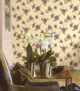 PÁG. 01 - Papel de Parede Vinílico Motivi (Italiano) - Floral (Off-White/ Tons de Cinza/ Magenta/ Detalhes Metalizados)