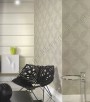 PÁG. 28 - Papel de Parede Vinílico Italiana Vera (Italiano) - Losangos (Bege Claro Acinzentado/ Detalhes com Leve Brilho Dourado/ Detalhes com Leve Relevo)